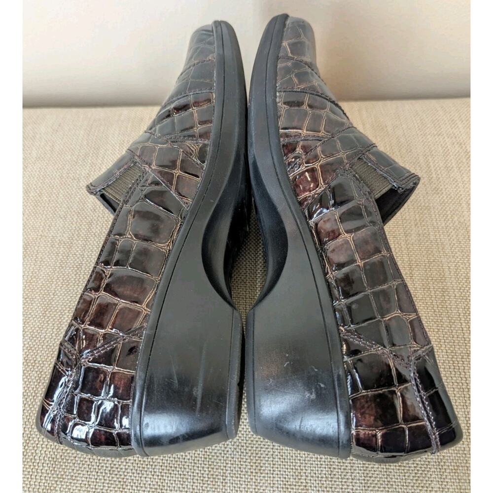 Clarks Bendable Womens Brown Patent Leather Faux Croc Slip On Shoe Size 9M - Picture 4 of 9